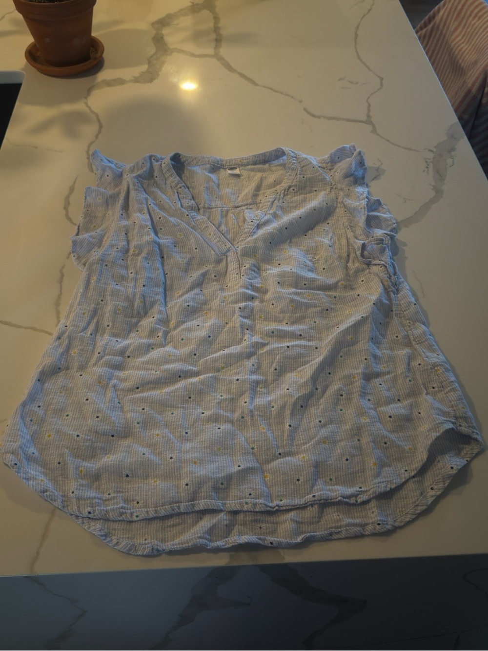 Old Navy Light Blue Dot V-Neck Cap Sleeve Blouse